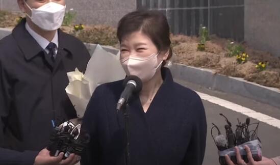 朴槿惠在家门口被扔酒瓶