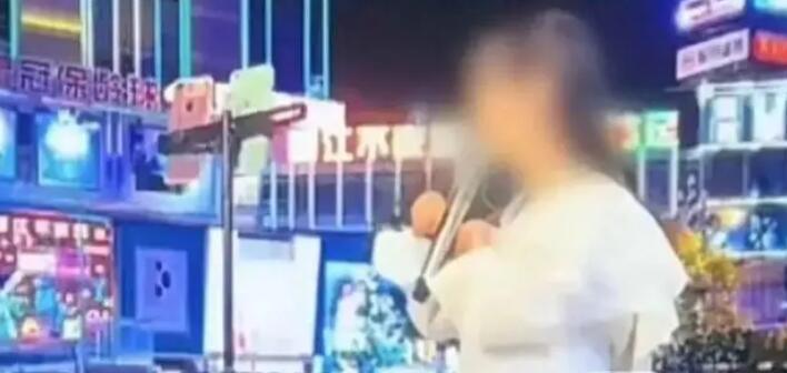 警方通报残疾女子直播遭拍臀