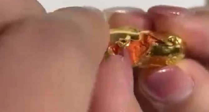 女子剪开黄金锁里面全是蜡